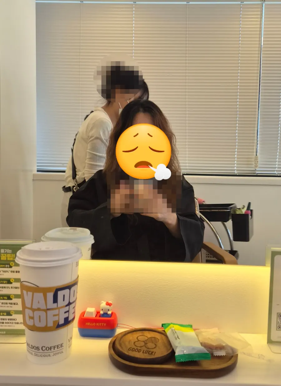펌 전 모발 상태를 살피는 상담 사진