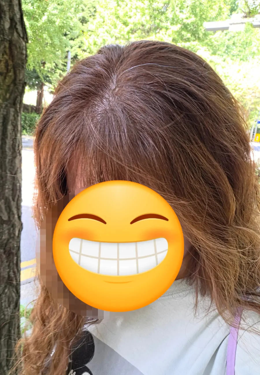 뿌리염색 후 밝은 톤으로 정리된 머리