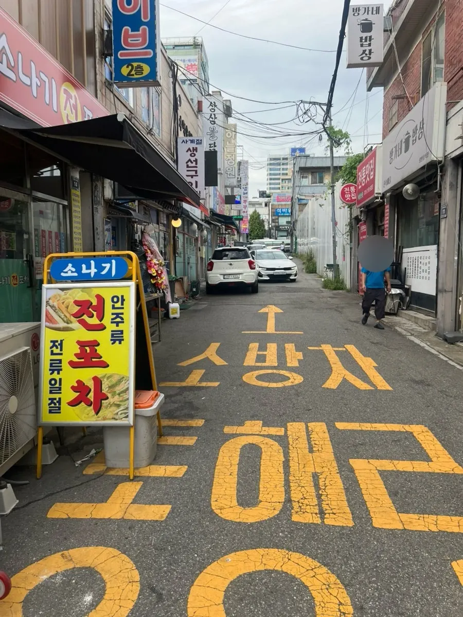 Outdoor parking lot at Pilgrim Church near Naple Hair Juan Seokbawi Intersection Branch