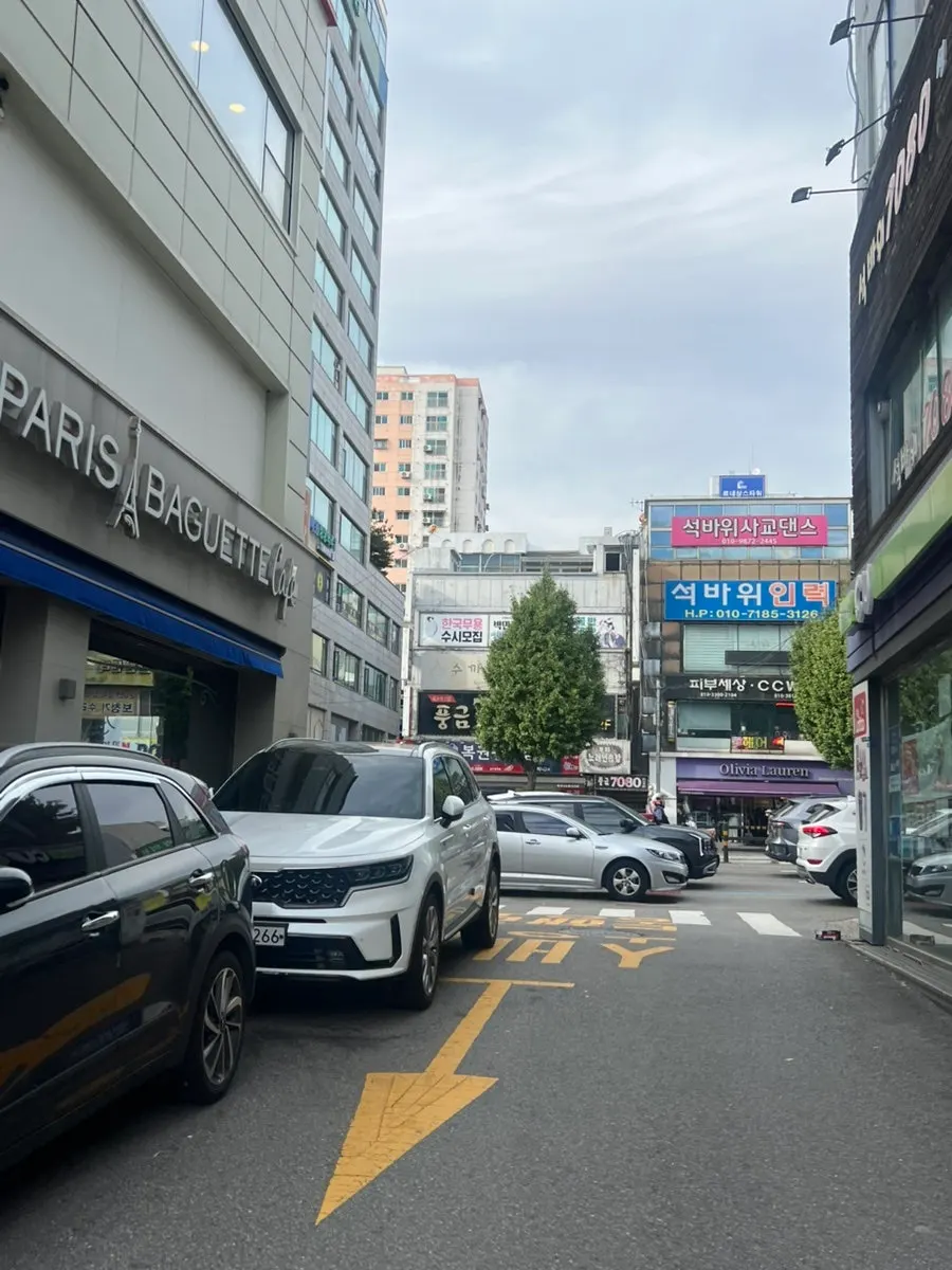 Large outdoor parking lot a 1-minute walk from the salon