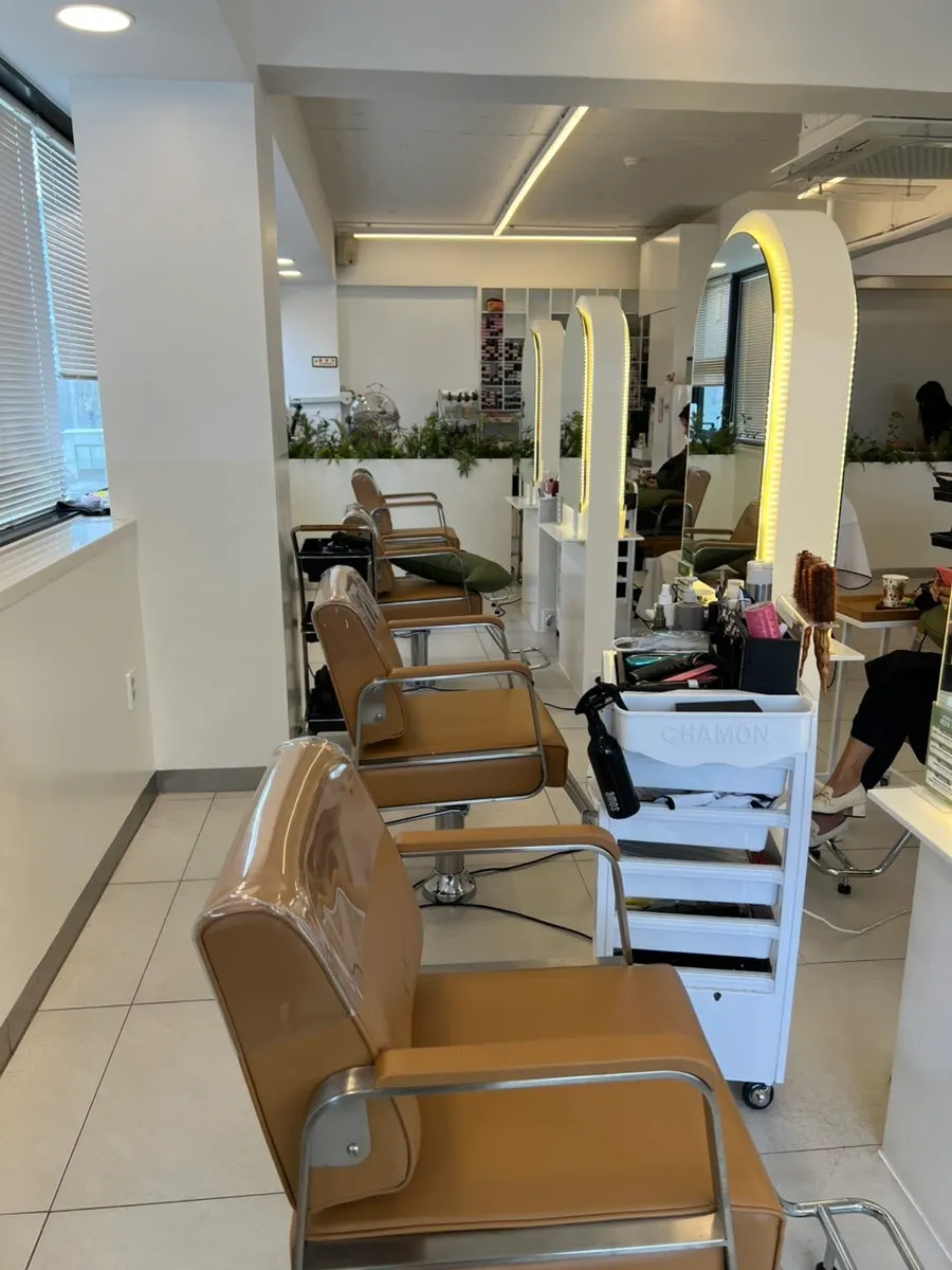 Neatly kept salon floor and treatment seat