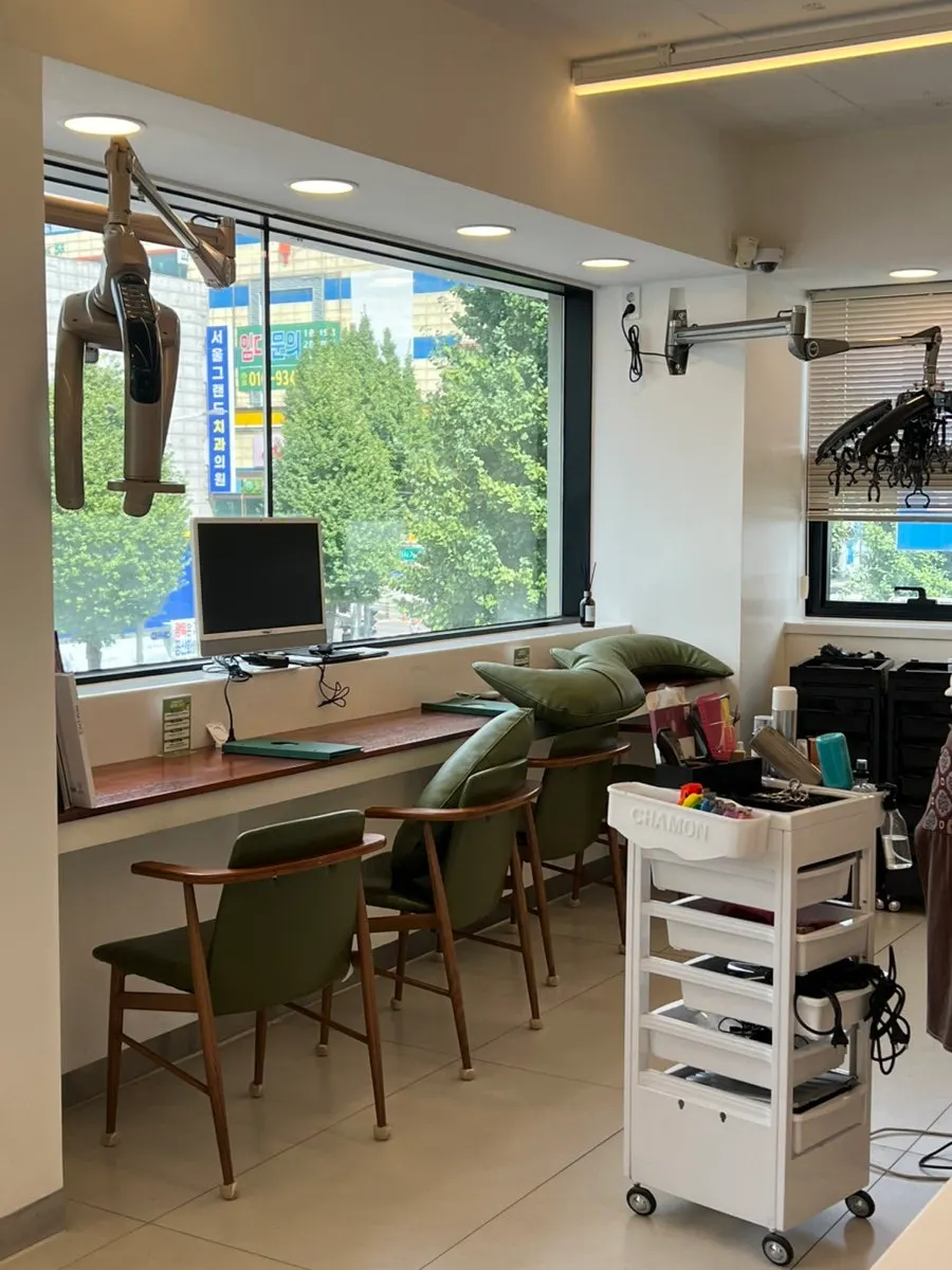 Waiting area with lockers and mirrors