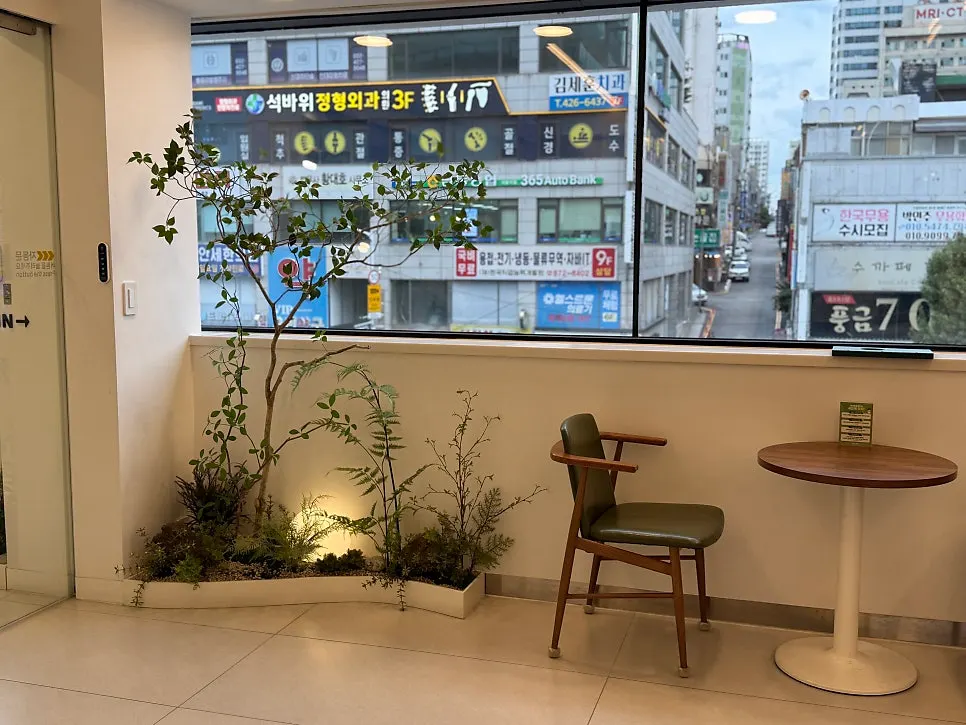 Wide, comfortable view of the Naple Hair salon
