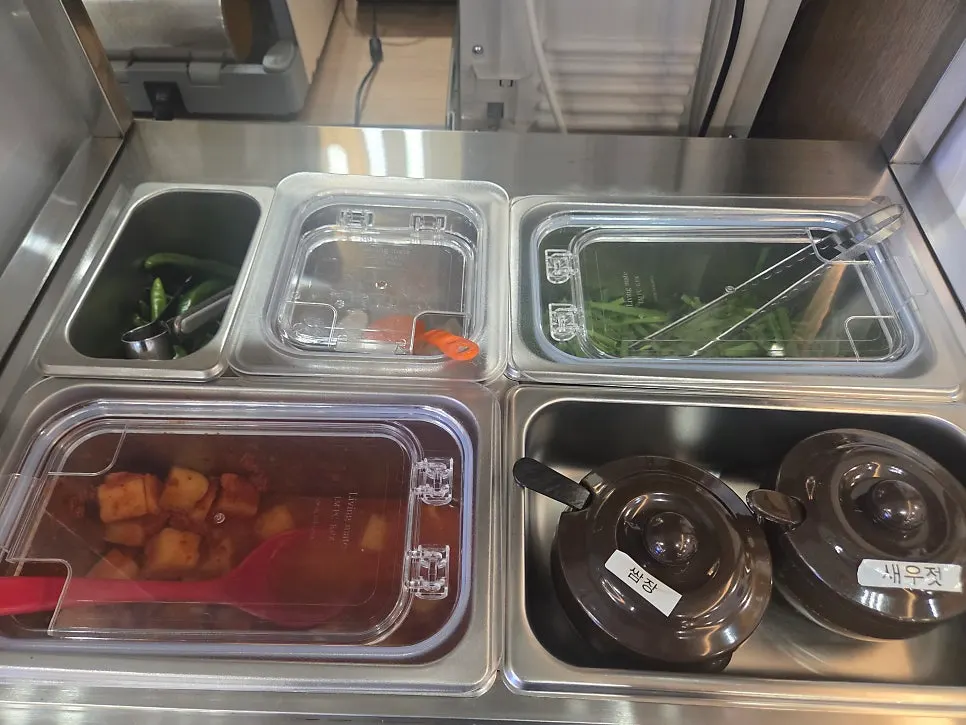 김치와 깍두기가 놓인 셀프 반찬바