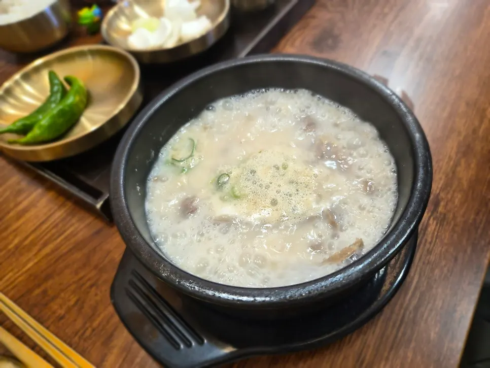 국물을 떠 올린 맑은 순대국
