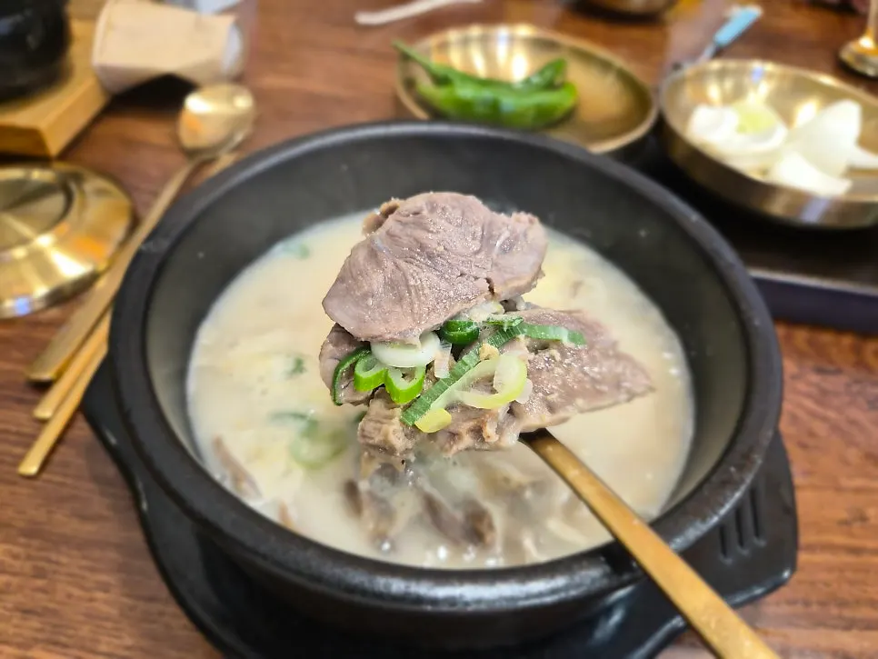 순대와 고기가 푸짐한 순대국 건더기