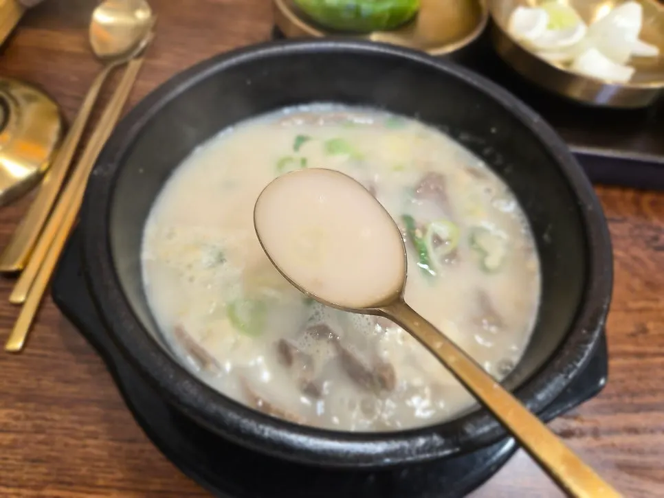 숟가락에 올린 순대와 고기