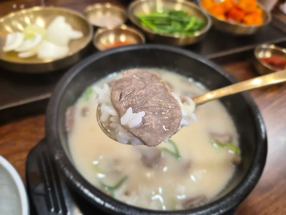 밥을 넣어 먹는 순대국