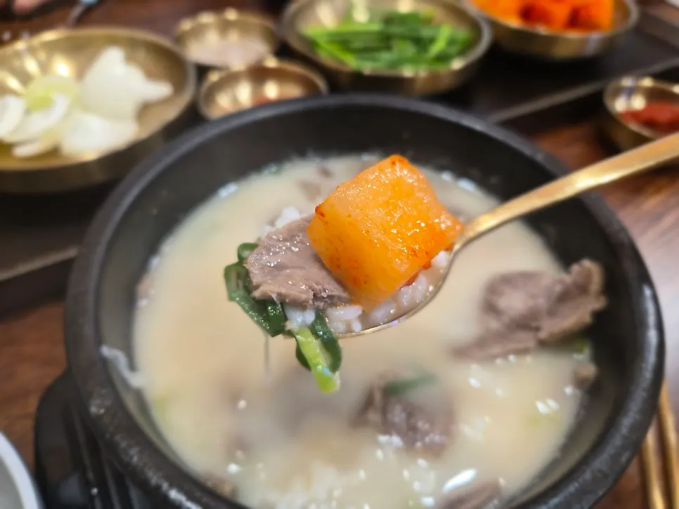 국물까지 비운 순대국 뚝배기