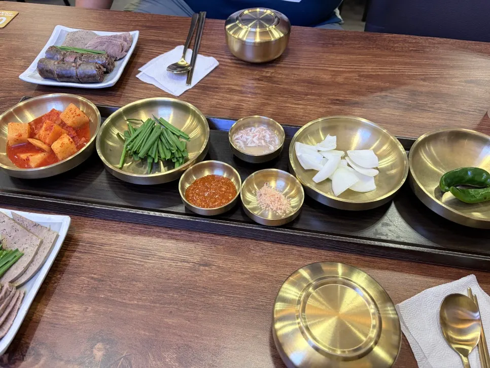 순대국과 함께 나온 기본 반찬 한 상