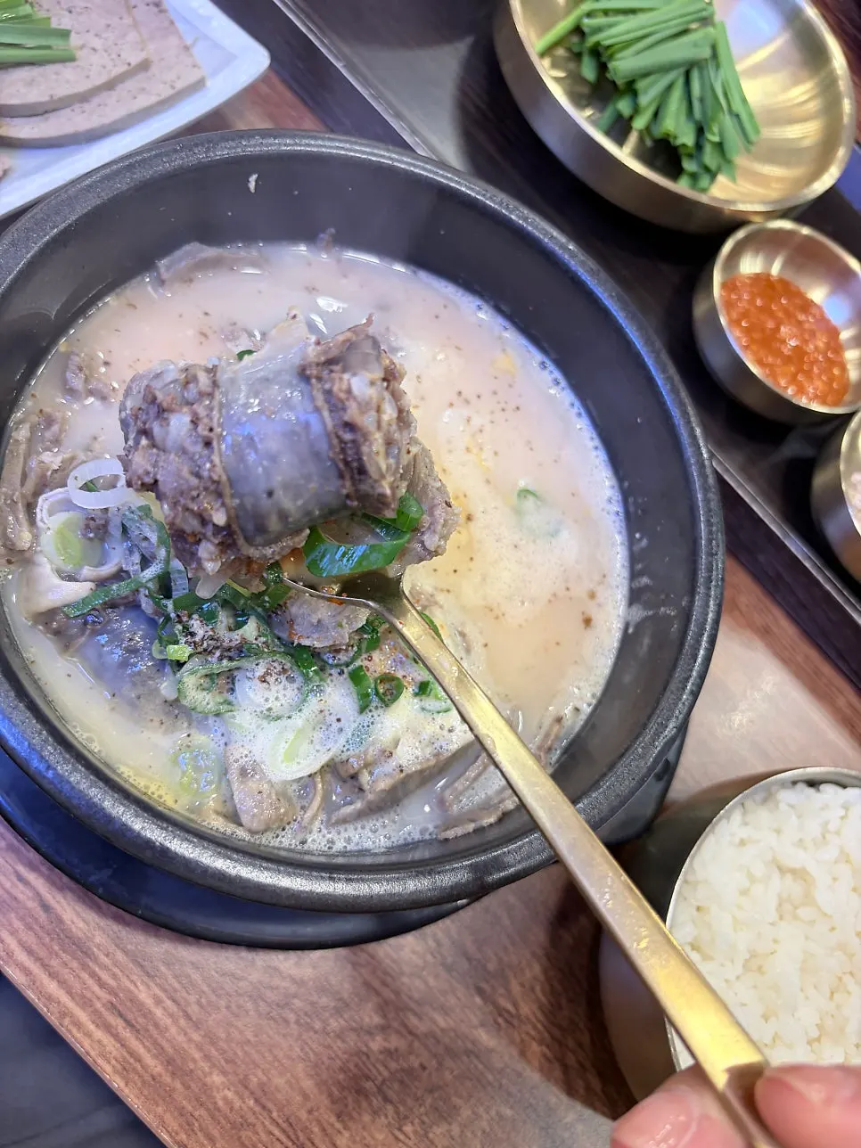 뚝배기에 담긴 수라옥순대국