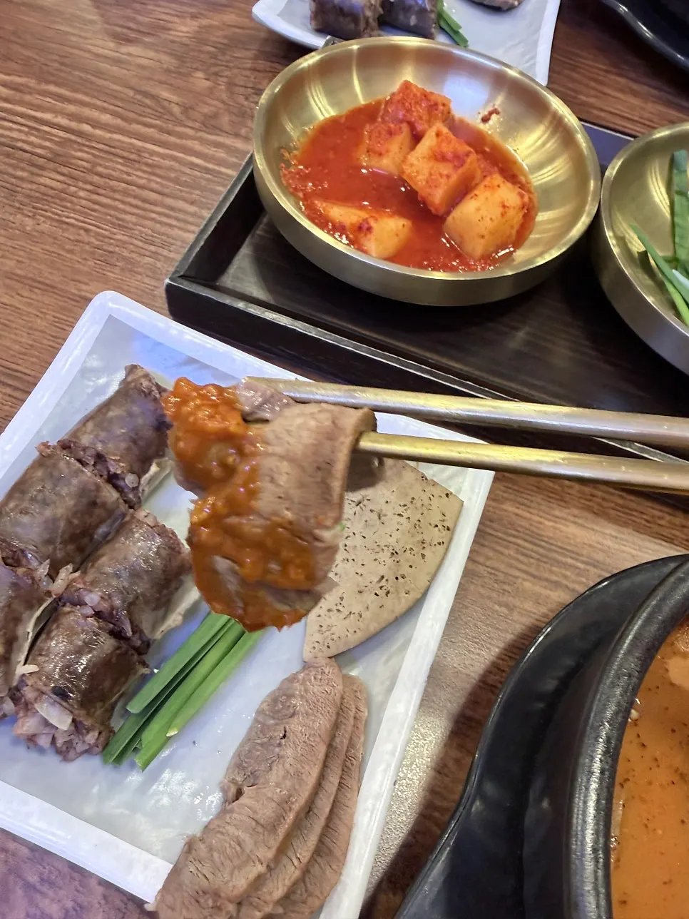 쌈장에 찍어 먹는 정식 고기 수육