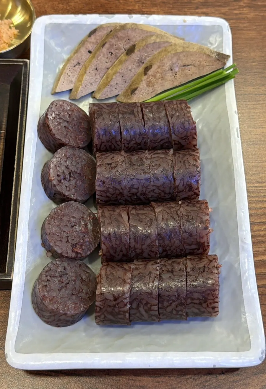 Table setting with seasoning containers