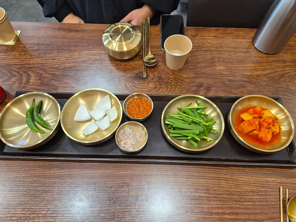 금빛 식기에 담긴 기본 반찬 한 상