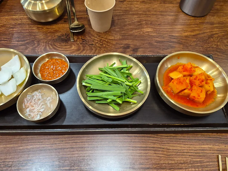 깍두기와 부추 등 기본 찬 접시