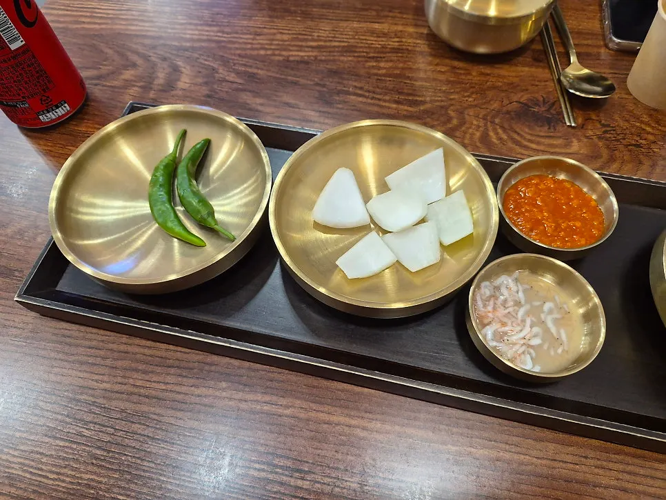 새우젓과 쌈장, 청양고추 반찬