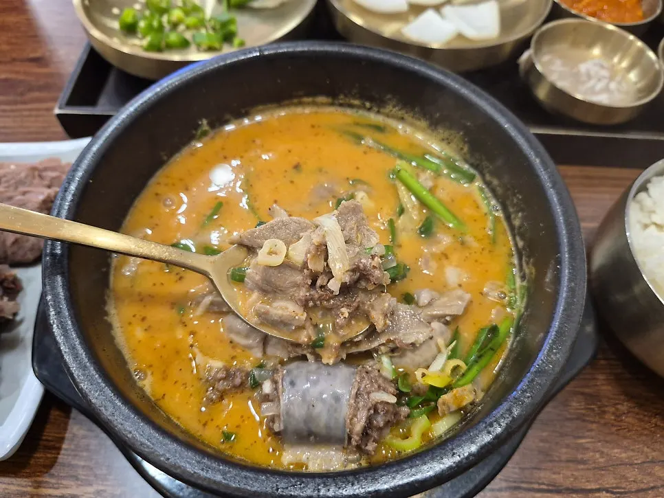 펄펄 끓는 수라옥 순대국 정식 한 그릇