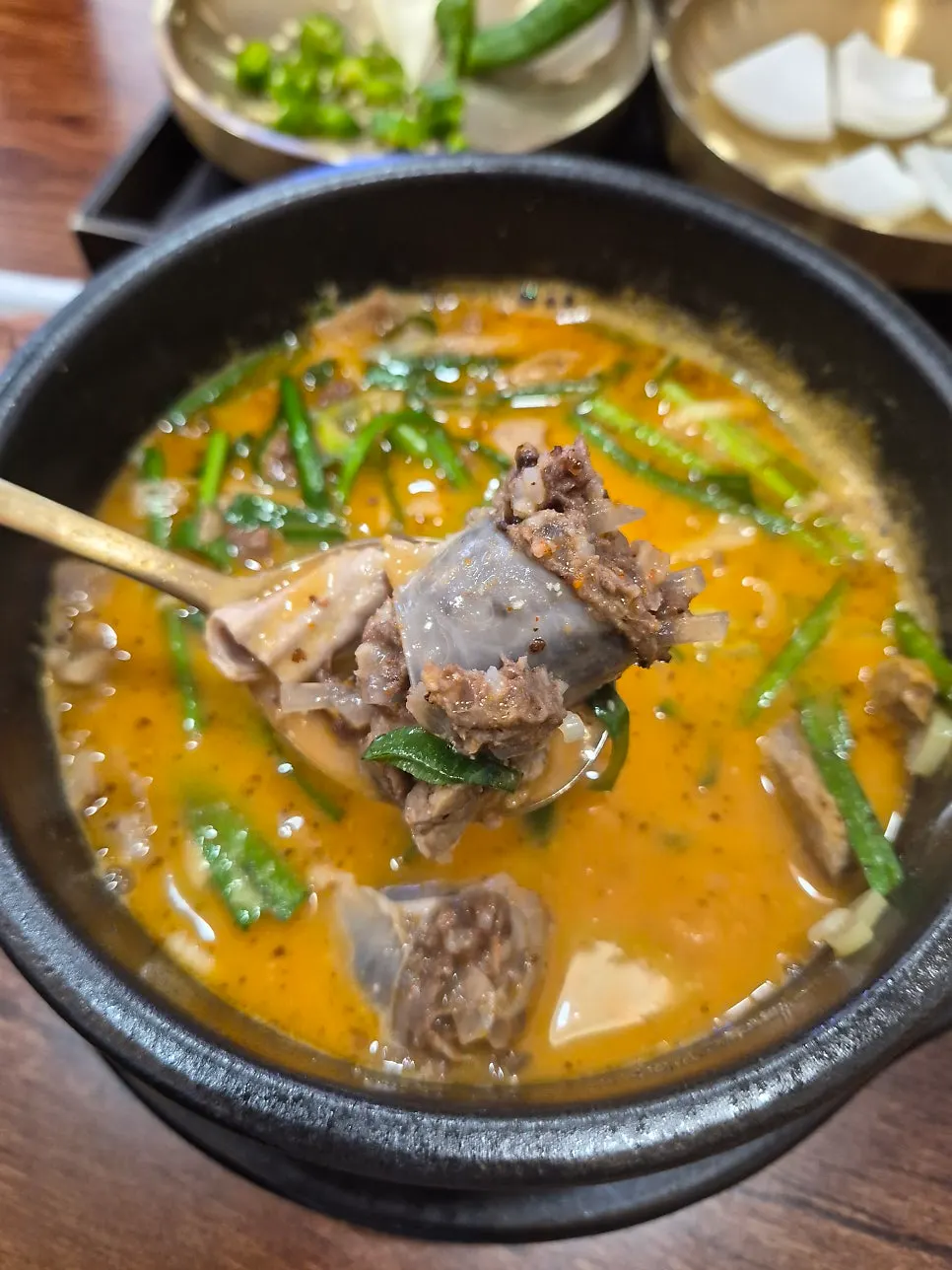 다데기를 섞은 수라옥 순대국 국물