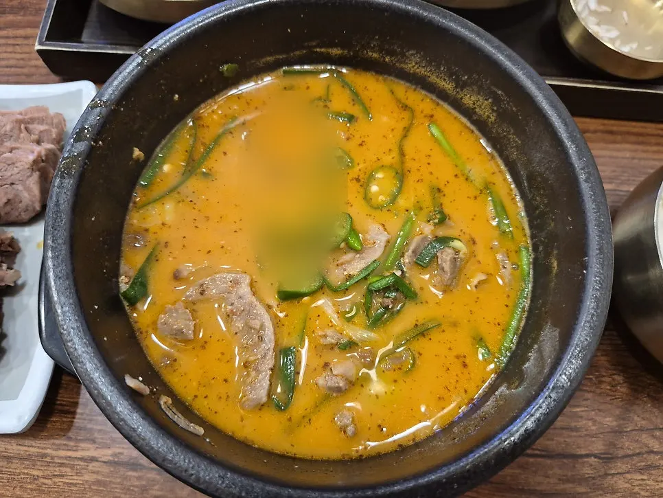 국물이 배어든 큼지막한 순대