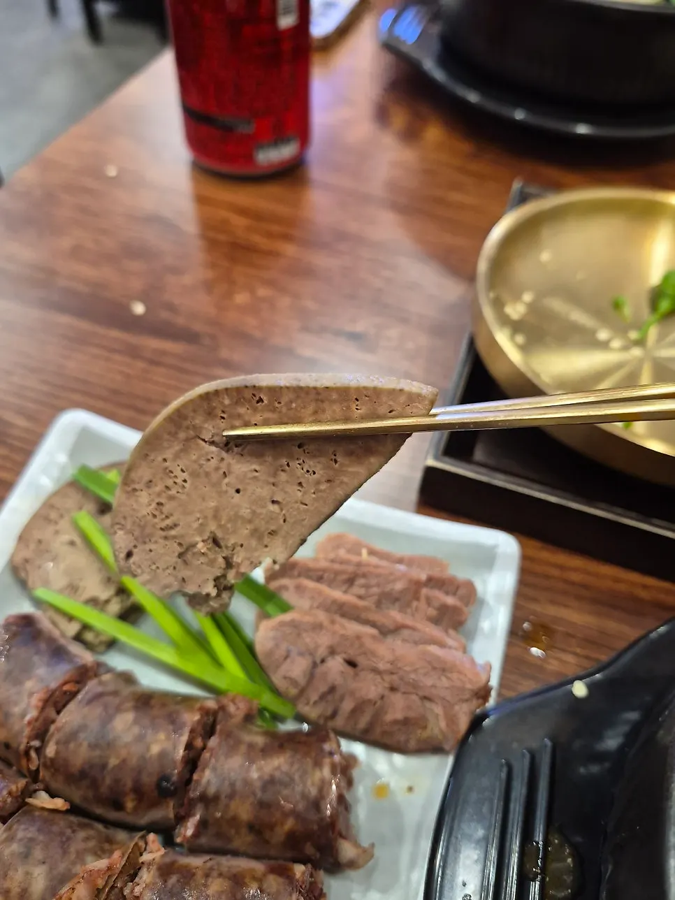 정식 구성으로 나온 수육과 간