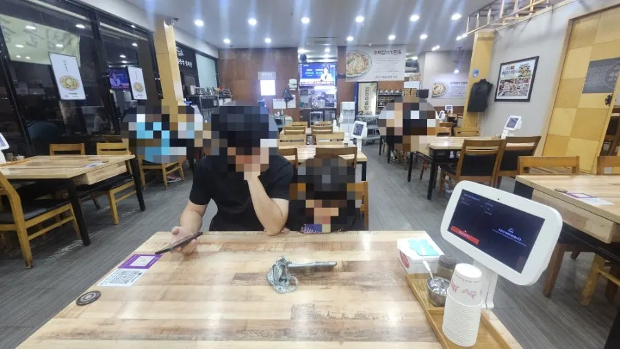 테이블 간격이 여유로운 매장 내부 홀