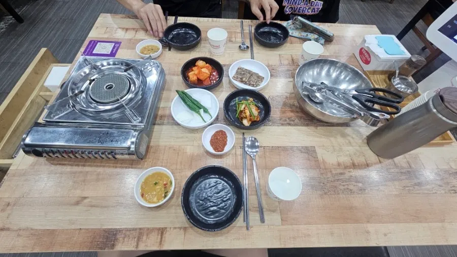 깍두기와 김치 등 기본 반찬 상차림