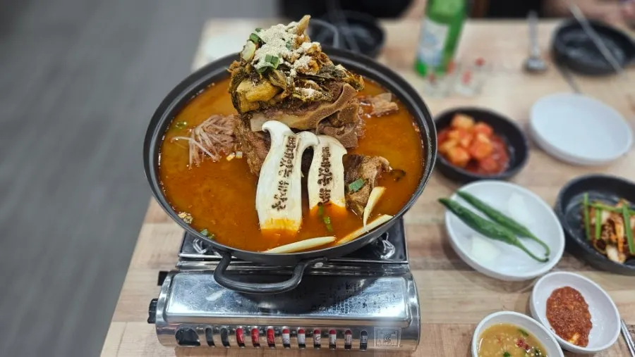 뼈가 탑처럼 쌓인 3인 감자탕