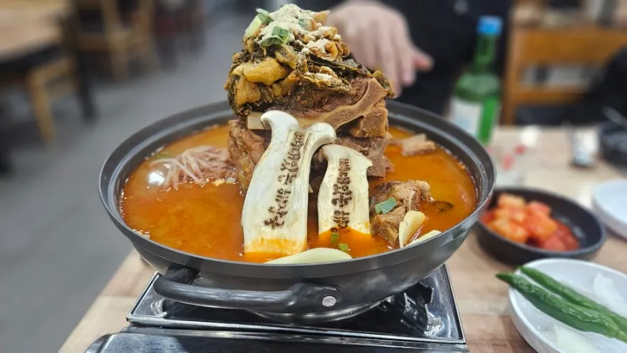 우거지가 푸짐하게 올라간 감자탕 끓이는 모습