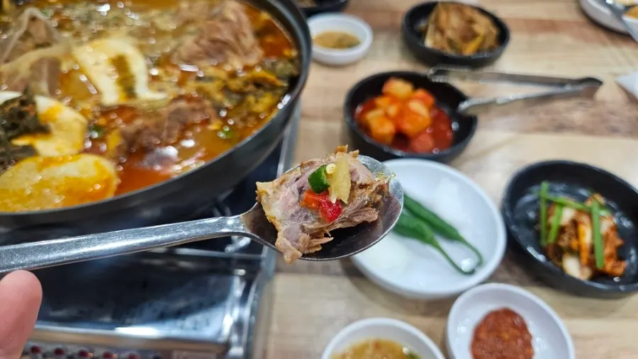 감자탕 국물과 공기밥