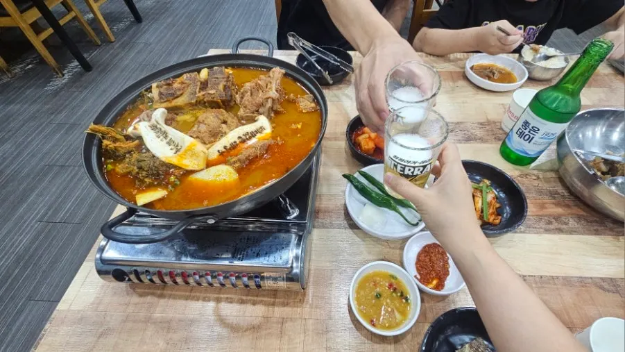 가족 외식으로 먹은 감자탕 한상