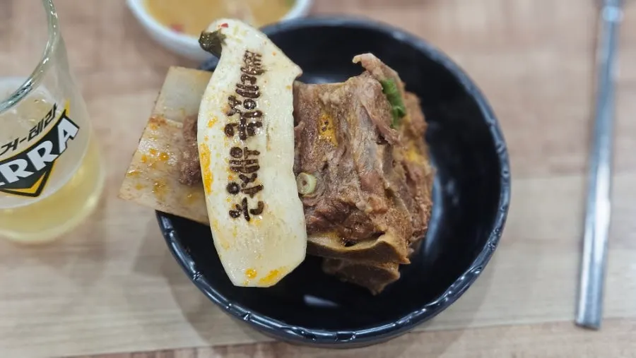 식사를 마친 감자탕 테이블