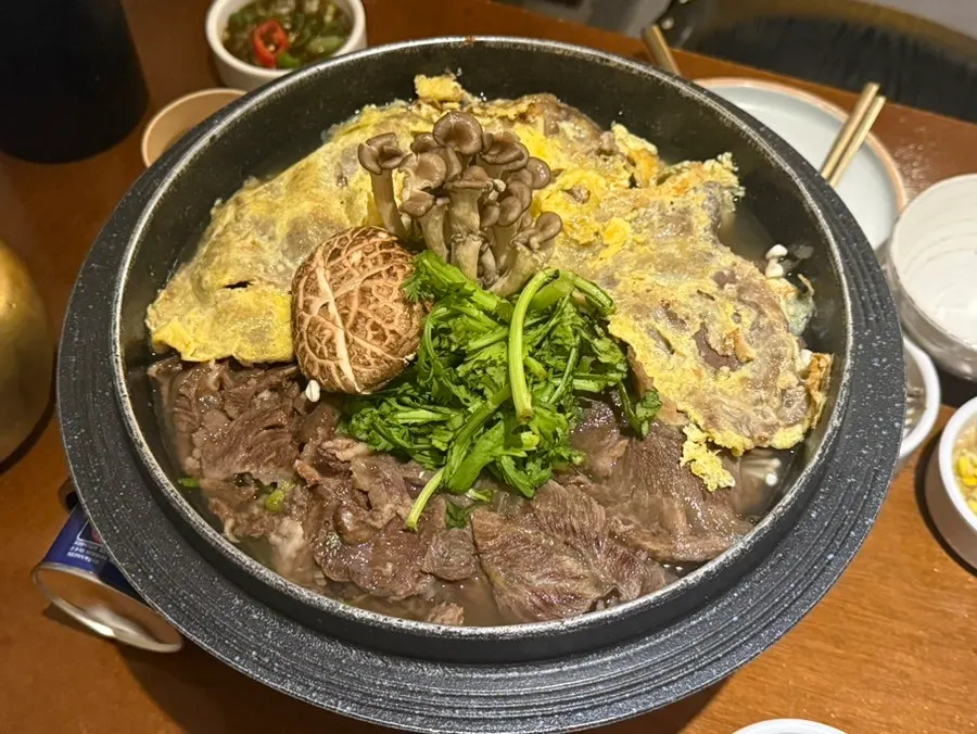 육전이 덮인 주도락 육전담은 수육전골 한 냄비