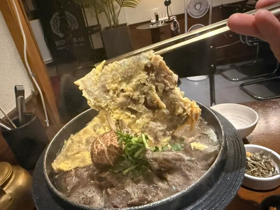 끓고 있는 육전담은 수육전골 국물