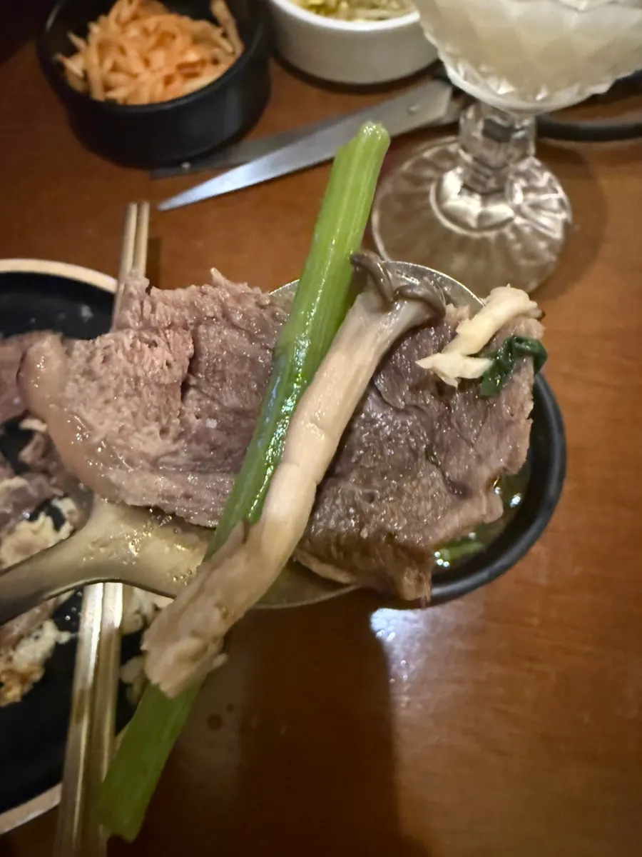 소스에 찍어 먹는 육전 한 점