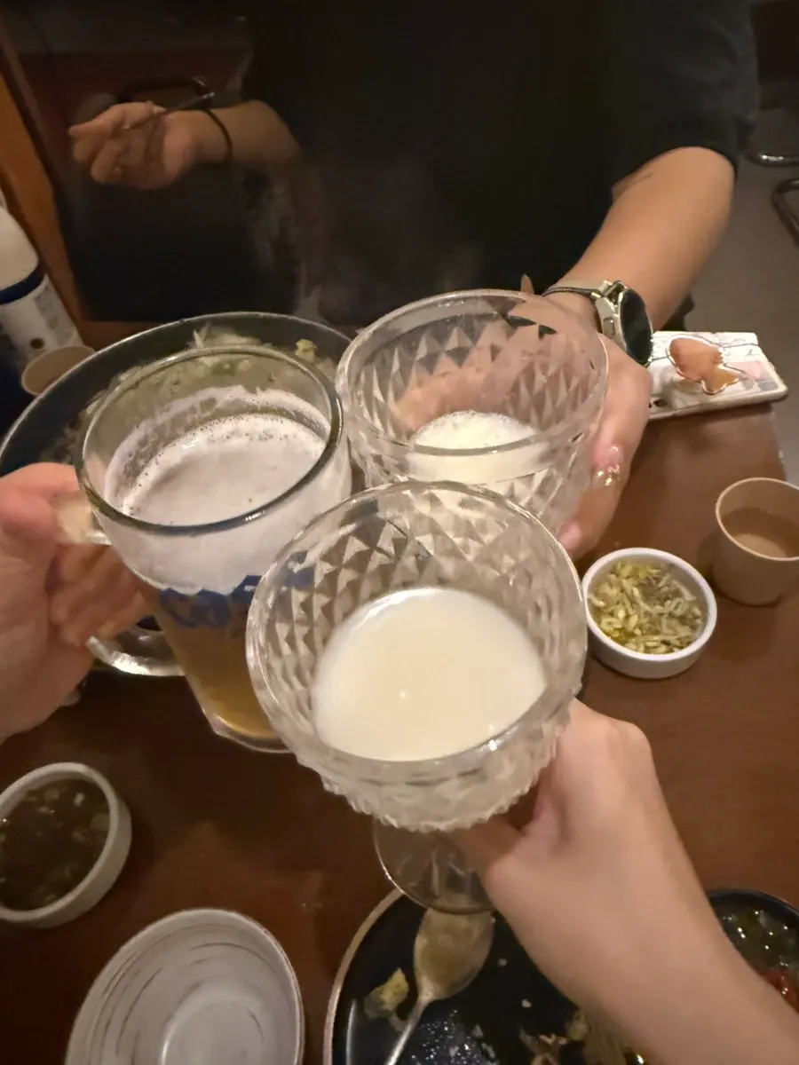 잔에 따른 지평막걸리와 전골 상차림