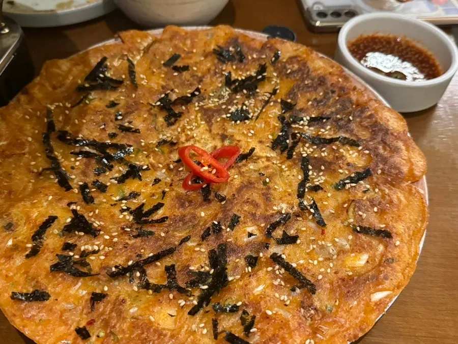 큰 접시에 담겨 나온 주도락 김치전