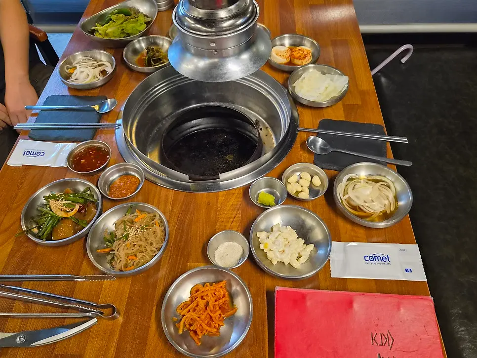 주걱집 넓은 홀과 테이블 배치
