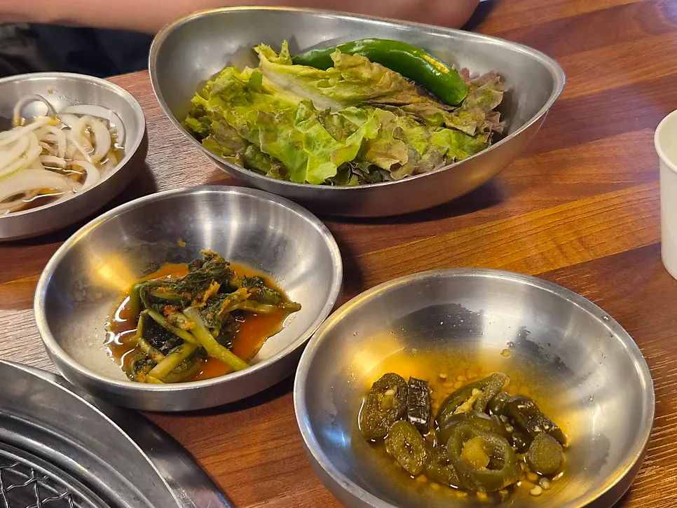 주걱집 매장 통로와 단체석