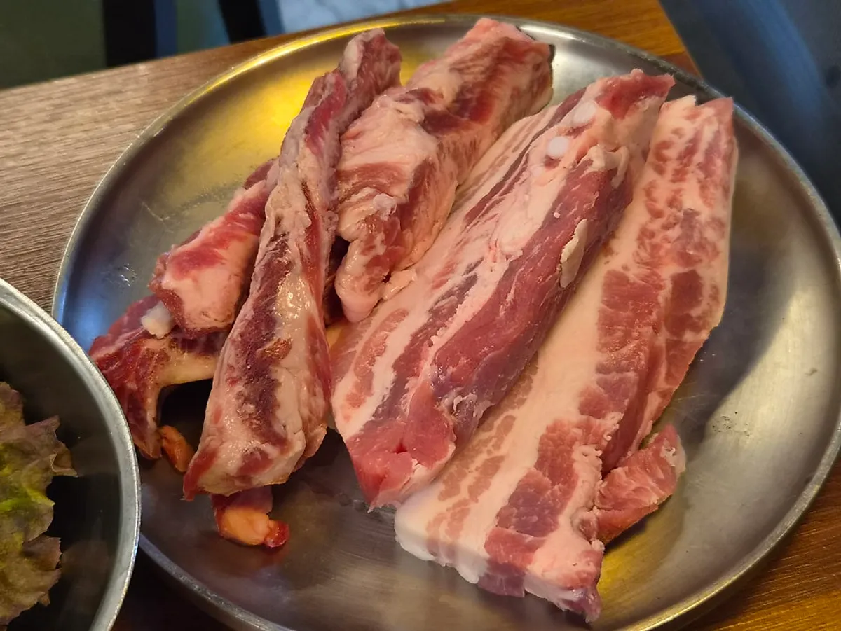 숯불에 구워지는 주걱집 생삼겹살