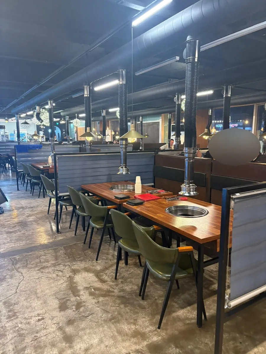 Jugeokjip dining hall packed with weekend evening customers