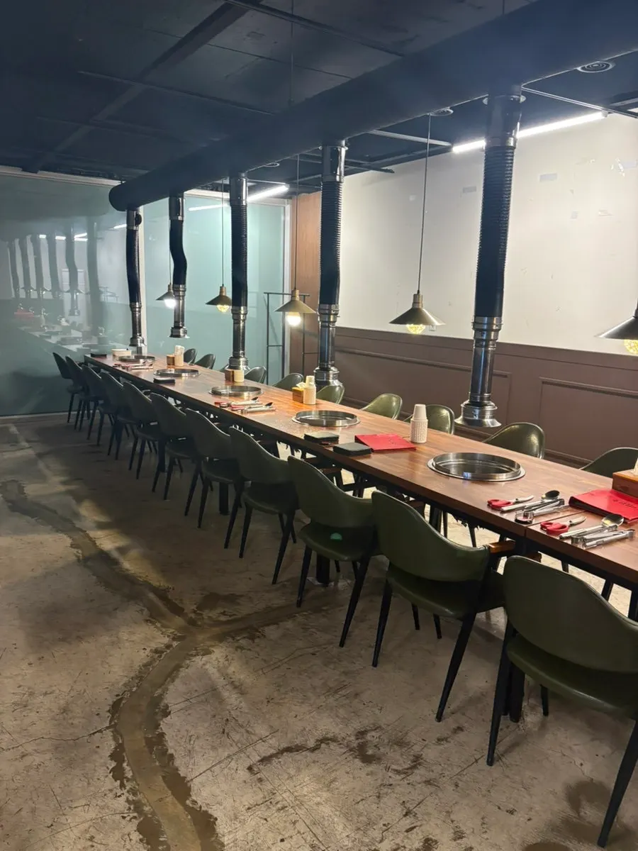 Partitioned table seating at Jugeokjip