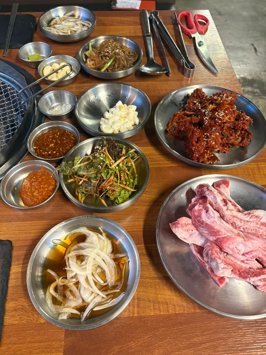 Sign announcing unlimited free soju at Jugeokjip