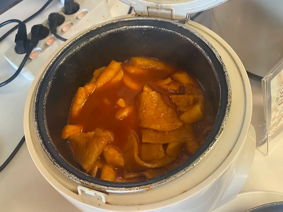 불판에 올린 초벌 고기