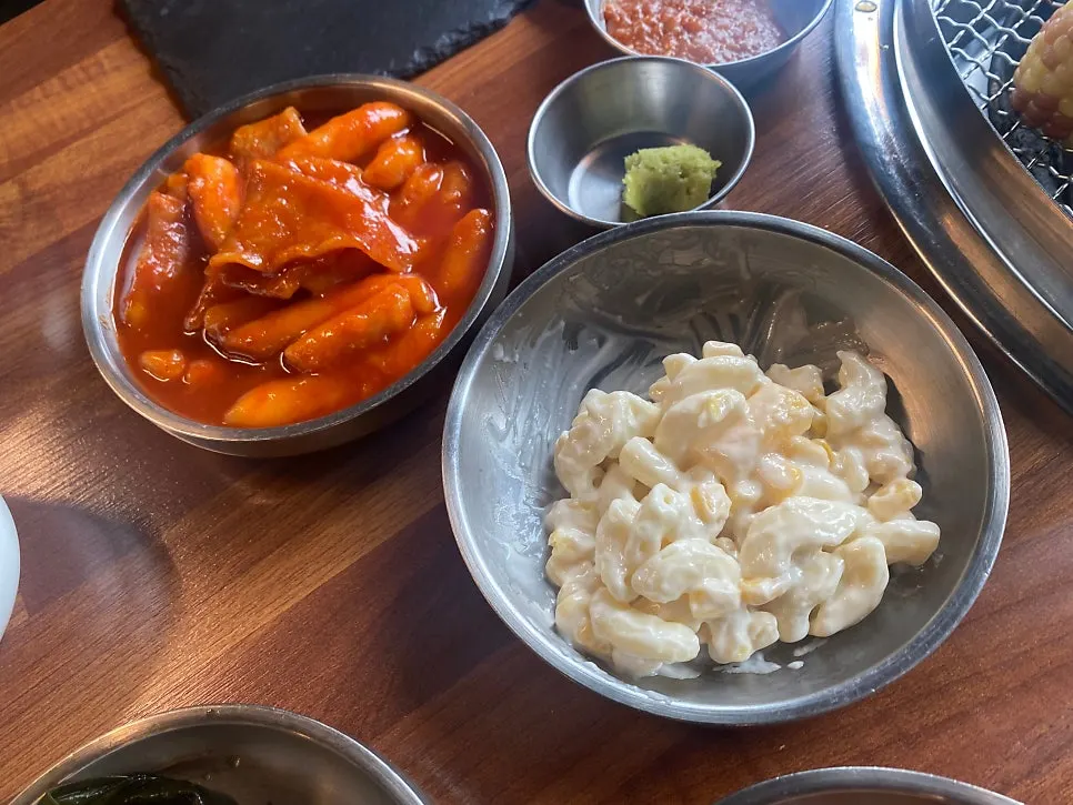테이블에 놓인 술과 고기