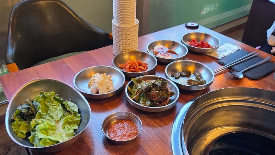예약으로 미리 세팅된 기본 반찬 테이블