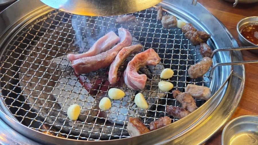 숯불에 익어가는 늑간살 주걱살