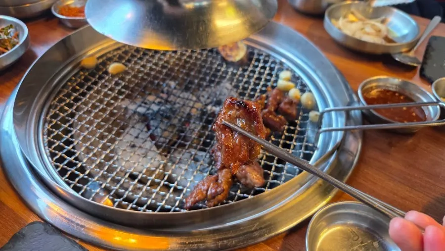 불판에서 익는 마늘양념갈비살