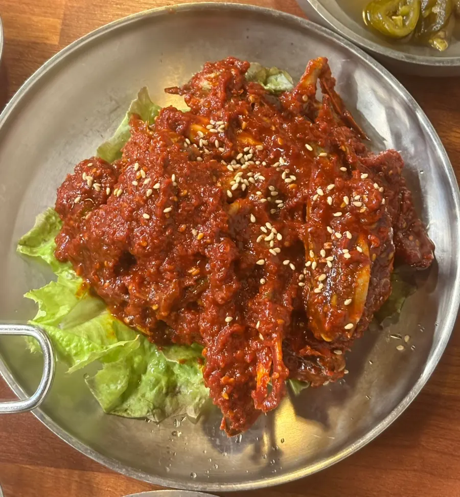 Fully grilled jugeok-sal on the grill pan