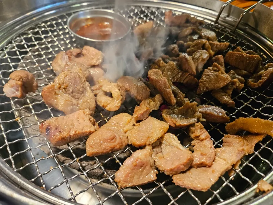 Jugeokjip's pork ribs sizzling on the grill