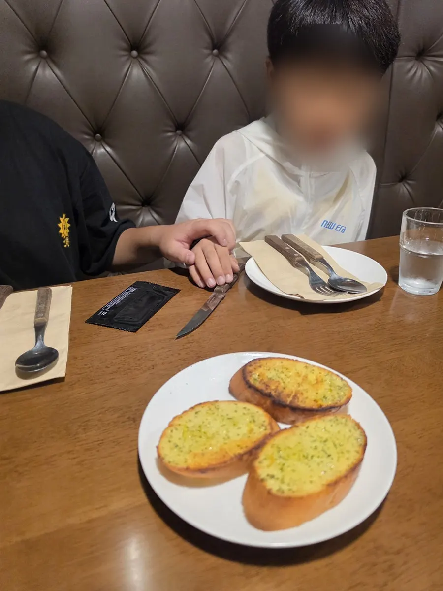 접시에 담긴 라자냐 단면